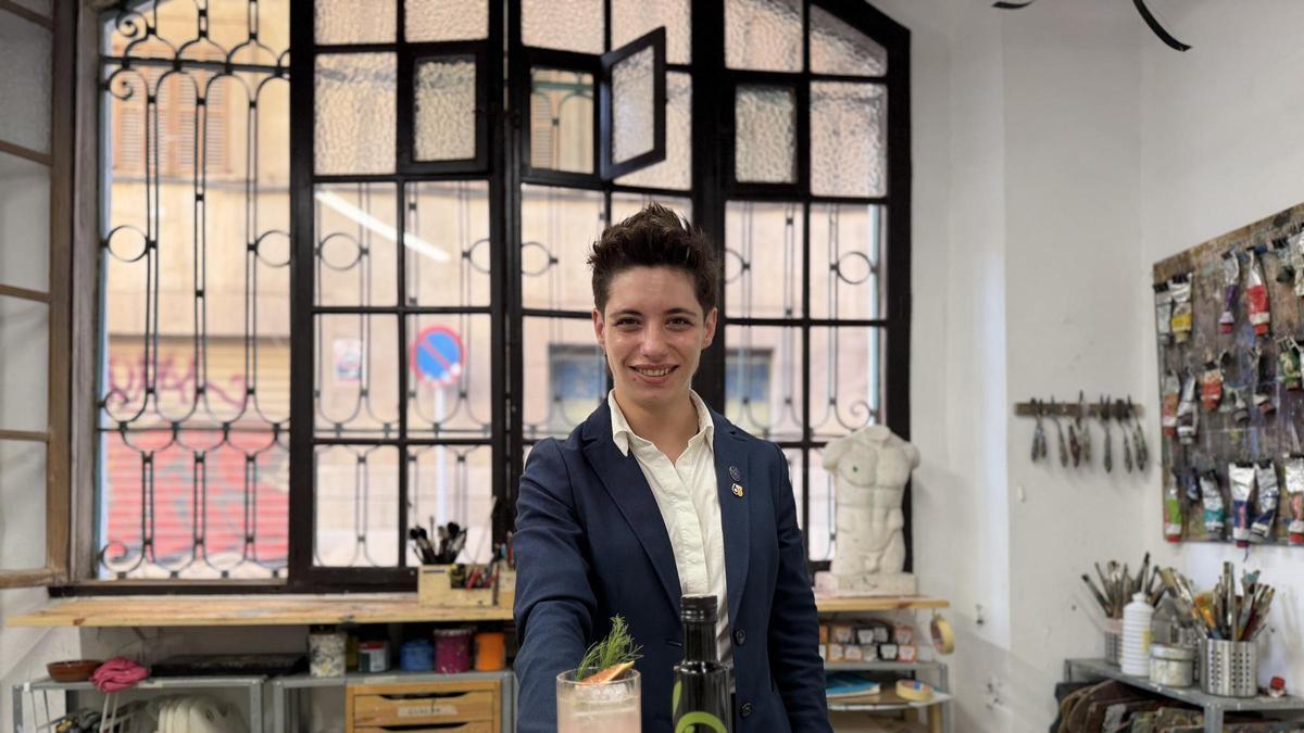 Ana Saenz y el cóctel de Oli de Mallorca
