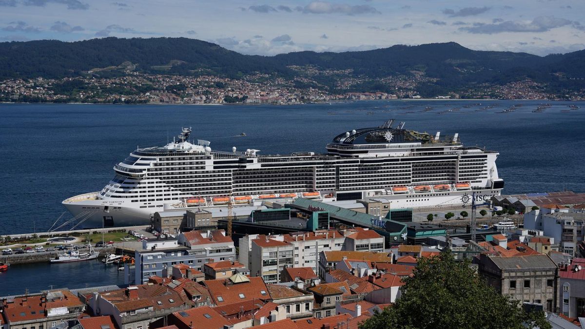 El «MSC Virtuosa», esta mañana en Vigo.