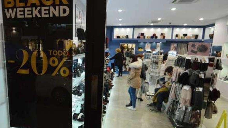 Las grandes tiendas publicitan sus descuentos. // G. Santos