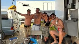 Una 'rave ilegal' desborda por completo La Granja: "Hay más de 3.000 personas, se están bañando desnudos en la piscina natural"