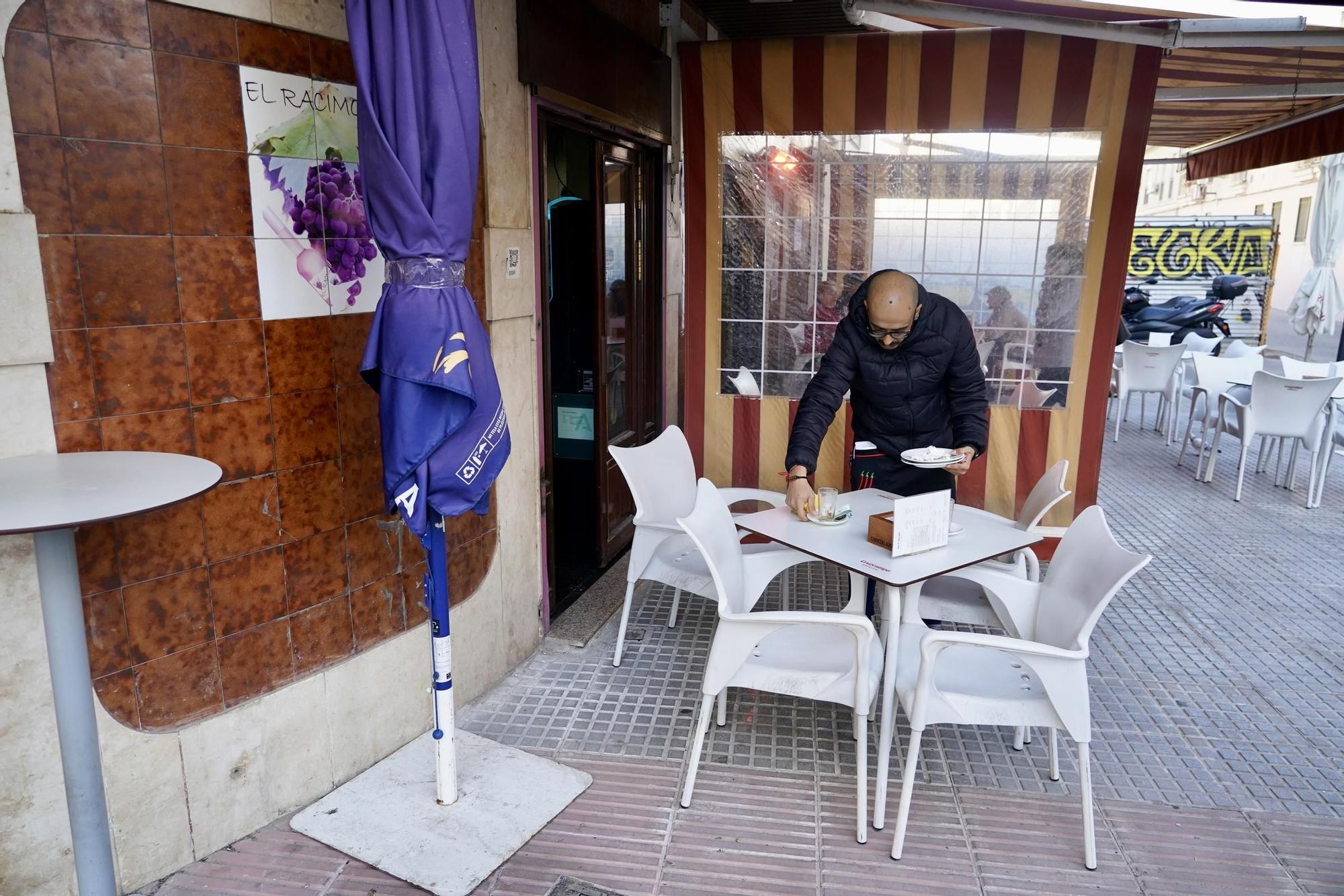 El Racimo sirve sus últimos desayunos tras un siglo de historia