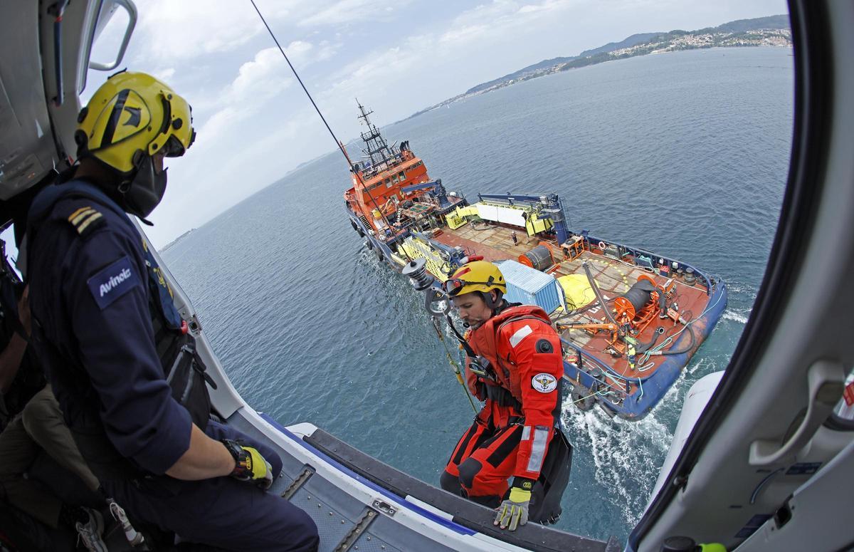 Un día en el «Pesca 1», el helicóptero de Gardacostas de Galicia