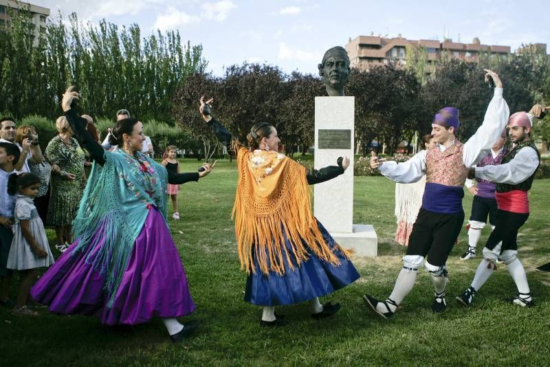 Inauguración de la escultura al jotero Mariano Arregui