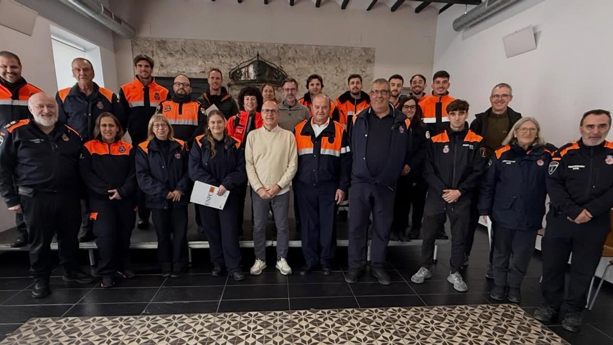Acto de clausura con miembros de protección civil y el alcalde de Navalmoral.