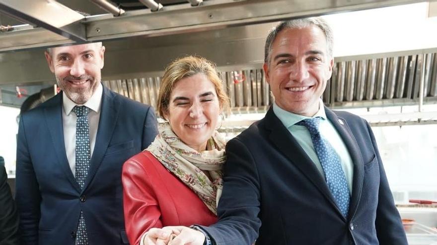 Bendodo, durante su visita este martes a la escuela de hostelería de La Cónsula.