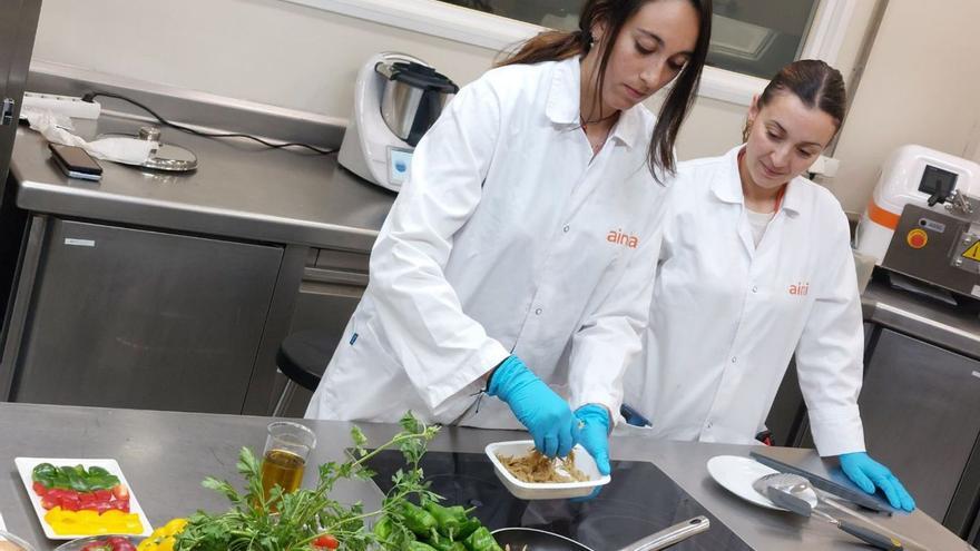 Dos investigadoras de Ainia cocinan ‘cerdo’ desmigado de origen vegetal. | LEVANTE-EMV