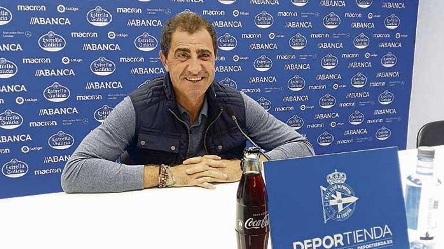 El segundo entrenador del Deportivo, Bernardo Tapia, ayer en la sala de prensa de Riazor.