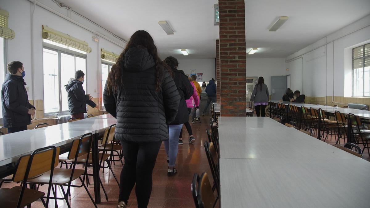 Los estudiantes acuden al comedor de la Residencia a tomar un tentempié a la hora del recreo