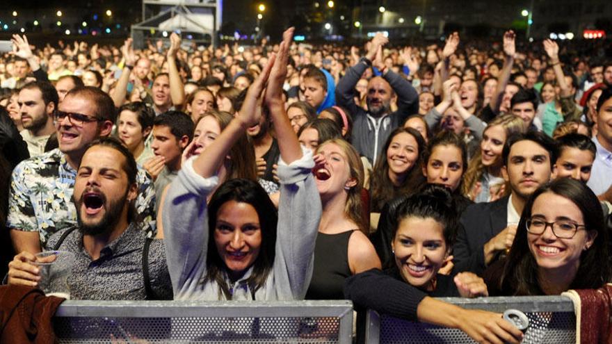 Público en la playa de Riazor durante los conciertos del Noroeste Pop Rock.