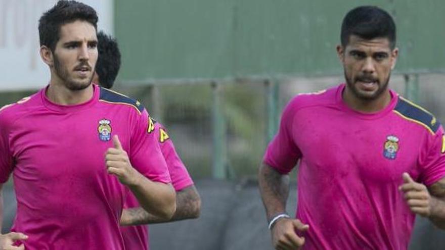 Pedro Bigas (i), junto al zaguero Aythami Artiles, durante una sesión de entrenamiento en Barranco Seco.