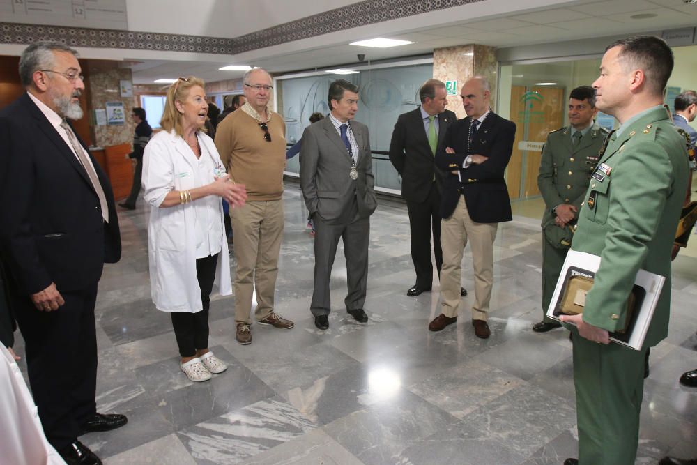 Visita de La Legión y la Cofradía de Mena a los niños del Hospital Materno.