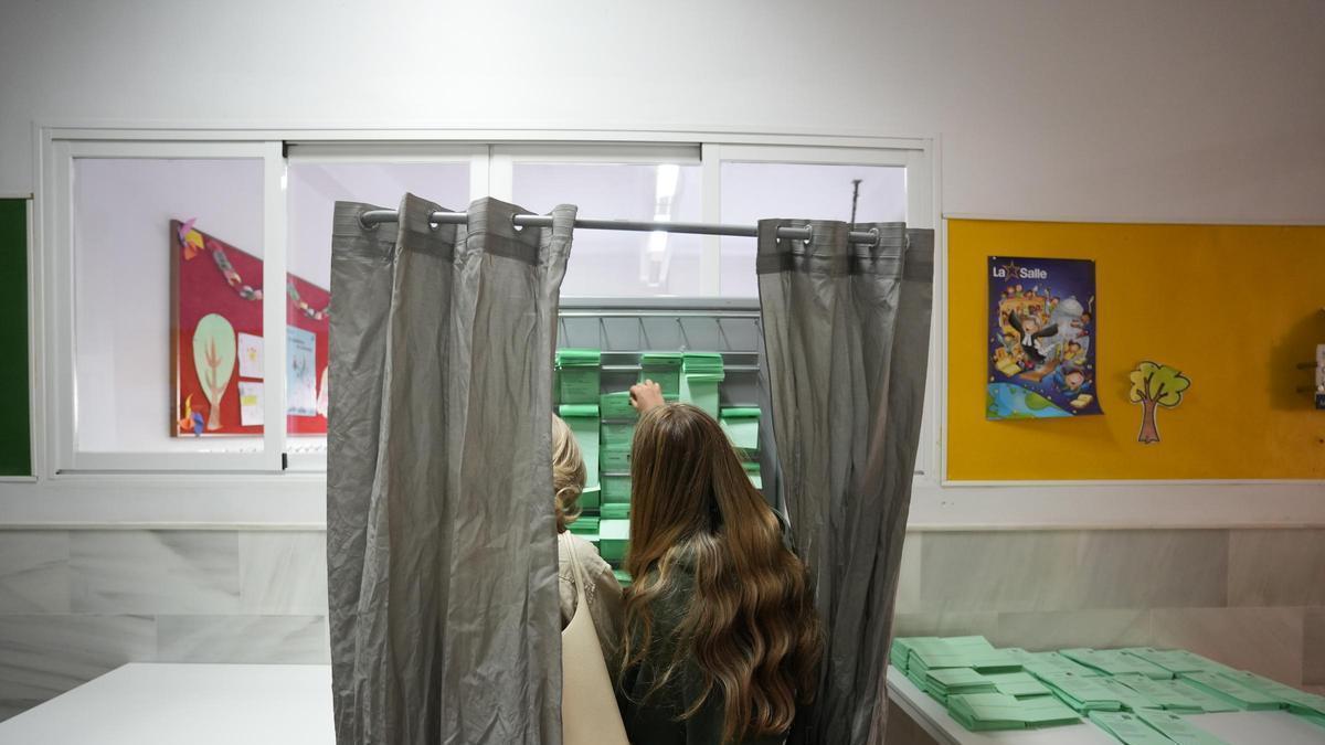 Votación en una cabina en Córdoba durante las elecciones andaluzas.