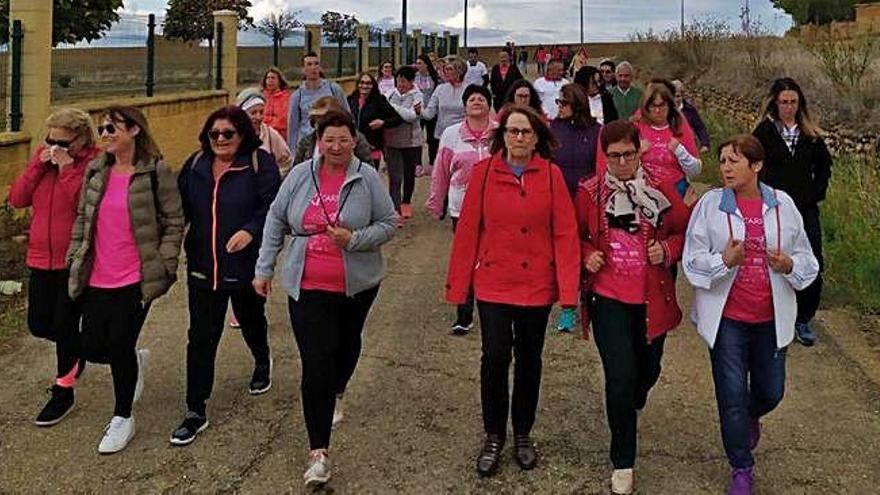 Los vecinos de Vezdemarbán se vuelcan en la lucha contra el cáncer de mama con una marcha solidaria