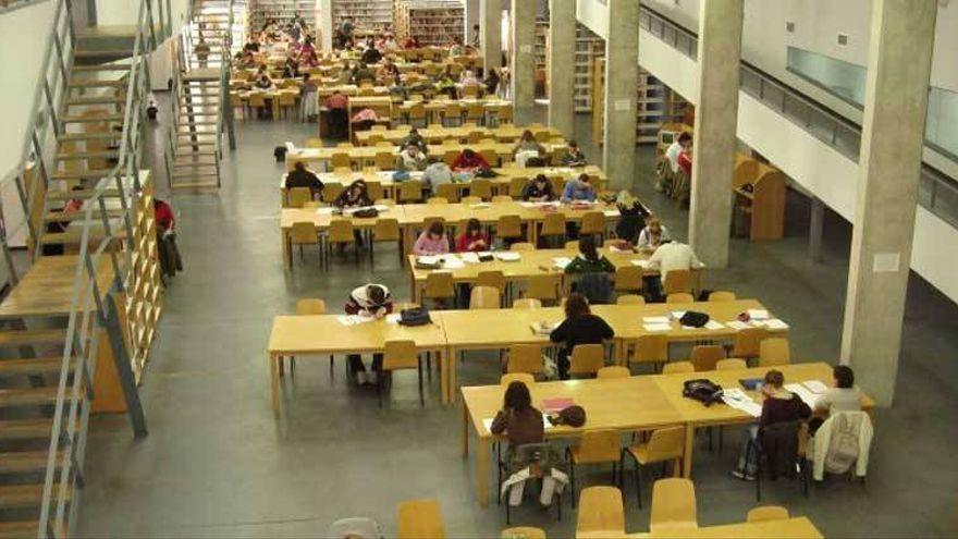 Alumnos estudiando en una de las bibliotecas de la universidad extremeña.