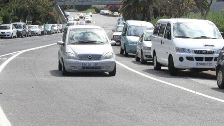 Un coche toma el acceso a la calle Bernardino Correa Viera en dirección a Primero de Mayo.  i LUIS DEL ROSARIO