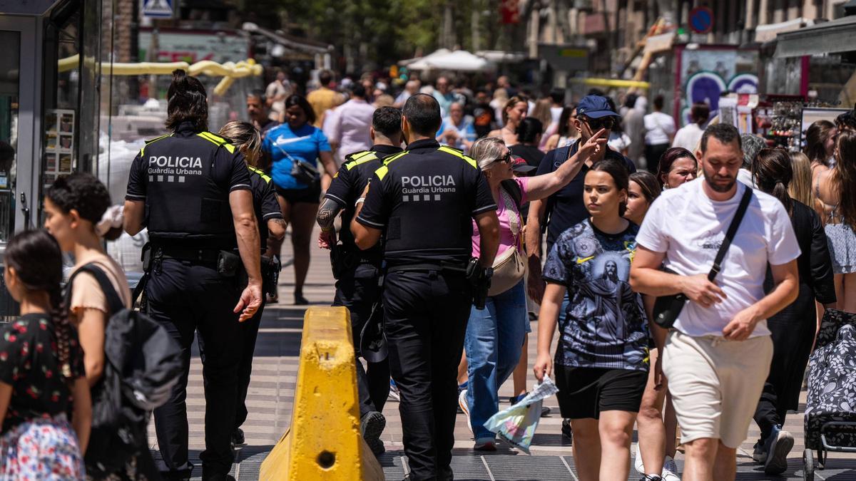 Agentes de la Guardia Urbana patrullando este verano en la Rambla, en Barcelona.