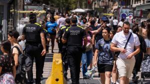 Agentes de la Guardia Urbana patrullando este verano en la Rambla, en Barcelona.