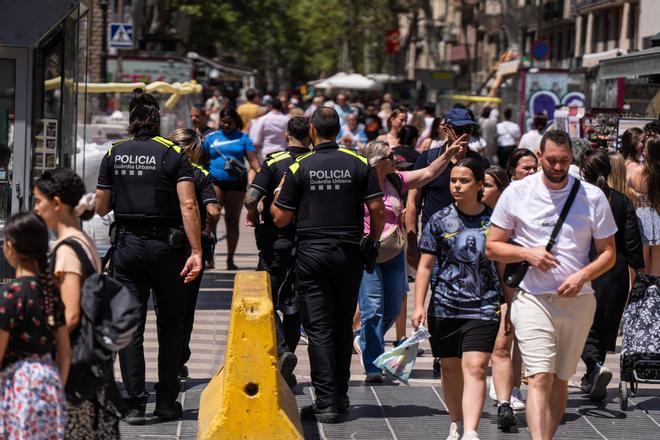 Agentes de la Guardia Urbana patrullando este verano en la Rambla, en Barcelona.