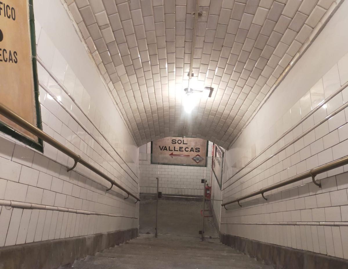 Pasillo de acceso a uno de los andenes de la estación de Chamberí.