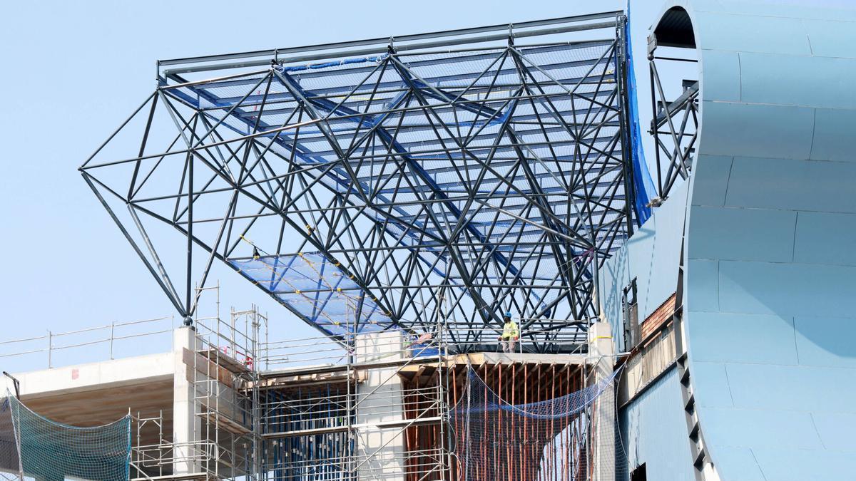 Malla instalada sobre Gol para avanzar en las obras de la grada.