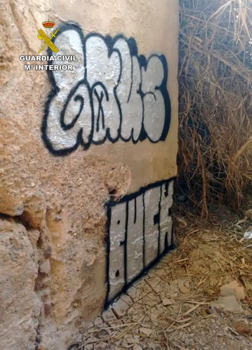 Ocho grafitis en el Acueducto de las Zorreras de Alcantarilla