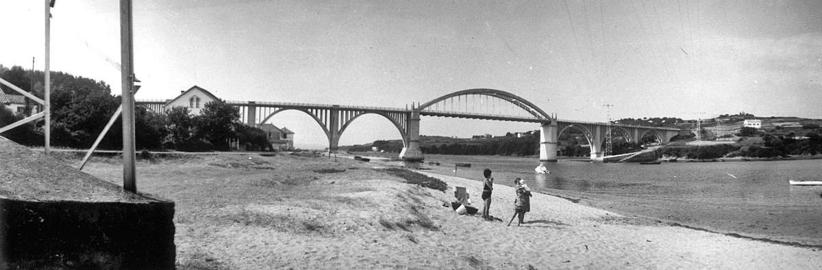 Vista del puente de O Pedrido, sobre las aguas de la ría de Betanzos, en el año 1967.   | // L.O.
