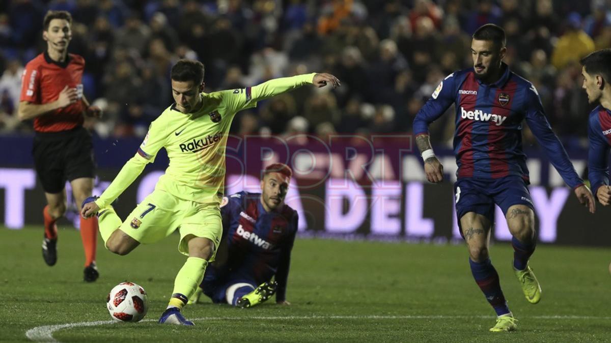 Levante 2 - FC Barcelona 1 -   Philippe Coutinho marca de penalty el primer gol para el FC Barcelona durante el partido de ida de octavos de final de Copa del Rey entre el Levante y el FC Barcelona