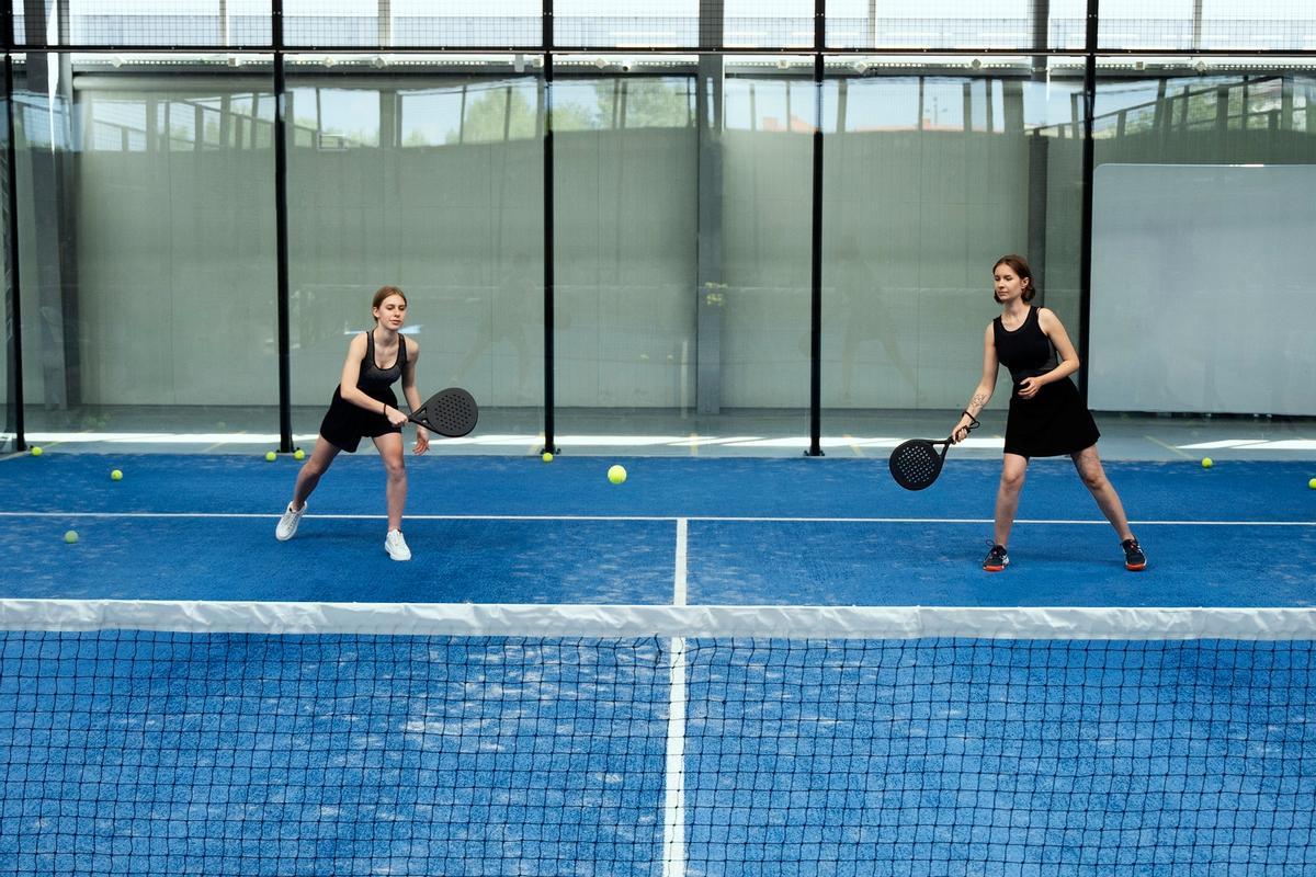 Los clubes en Murcia, además de pistas para alquilar, ofrecen clases para aprender y perfeccionar la técnica.