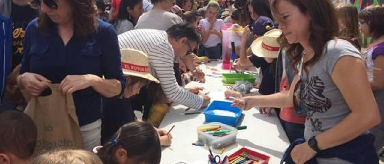 La trobada llevó hasta Benifairó el tono reivindicativo de la comunidad educativa.a Diferentes momentos de la Trobada d&#039;Escoles en Valencià que tuvo lugar en Benifairó y contó con una gran implicación tanto ciudadana como institucional. f c.m.