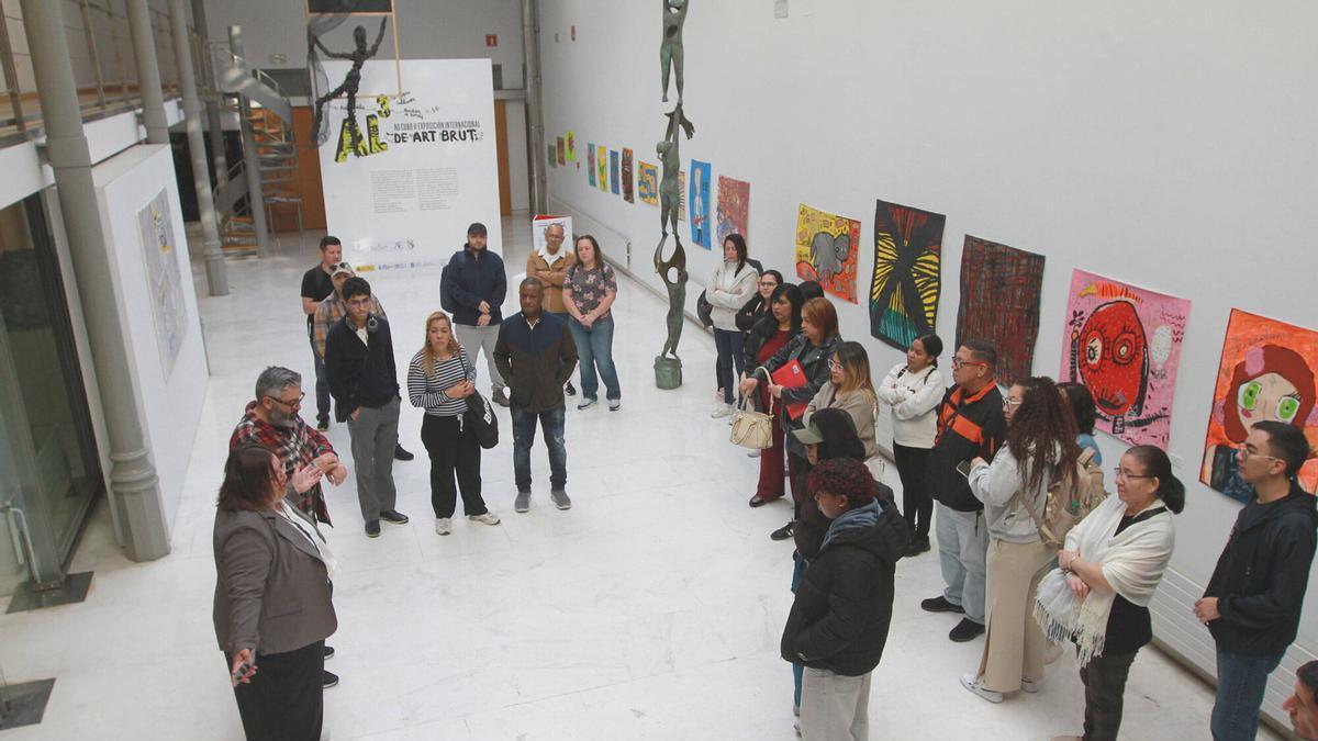 Charla informativa en la Diputación de Ourense sobre el proceso de regularización de extranjeros.