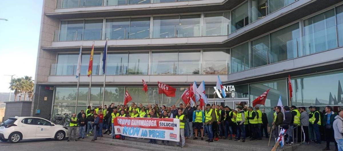 Protesta de los trabajadores del Grupo Ganomagoga, este martes ante la sede de la Xunta en Vigo.   | // FDV