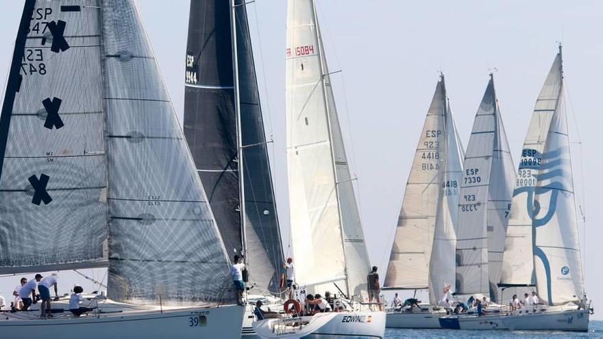 La flota de la Regata Camino de la Cruz, ayer en el inicio de la regata.