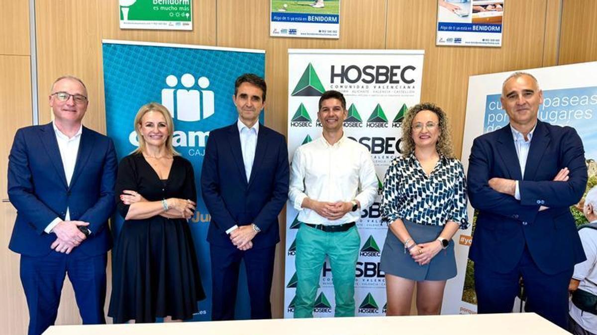 Representantes de Hosbec y Grupo Cajamar en la firma del convenio.