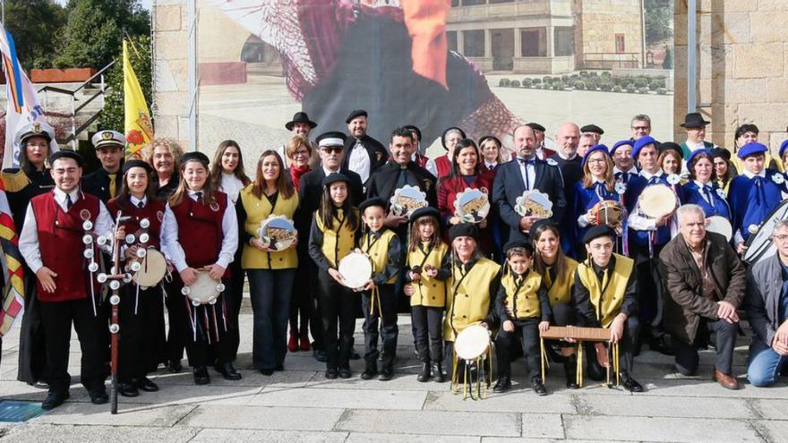 Merelles y Luis López son investidos con capas de las rondallas, ayer, en Mos. |  Anxo Gutiérrez