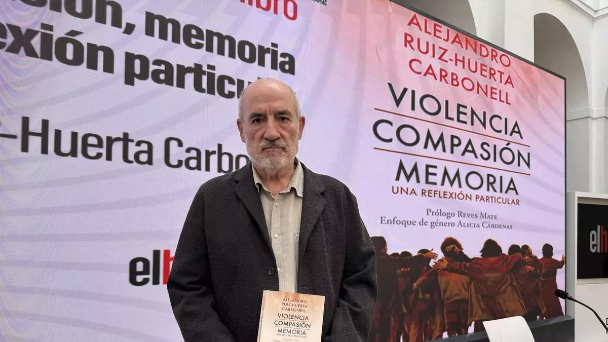 Alejandro Ruiz, único superviviente de la matanza de Atocha, en Badajoz: "La compasión es imprescindible para eliminar la violencia"