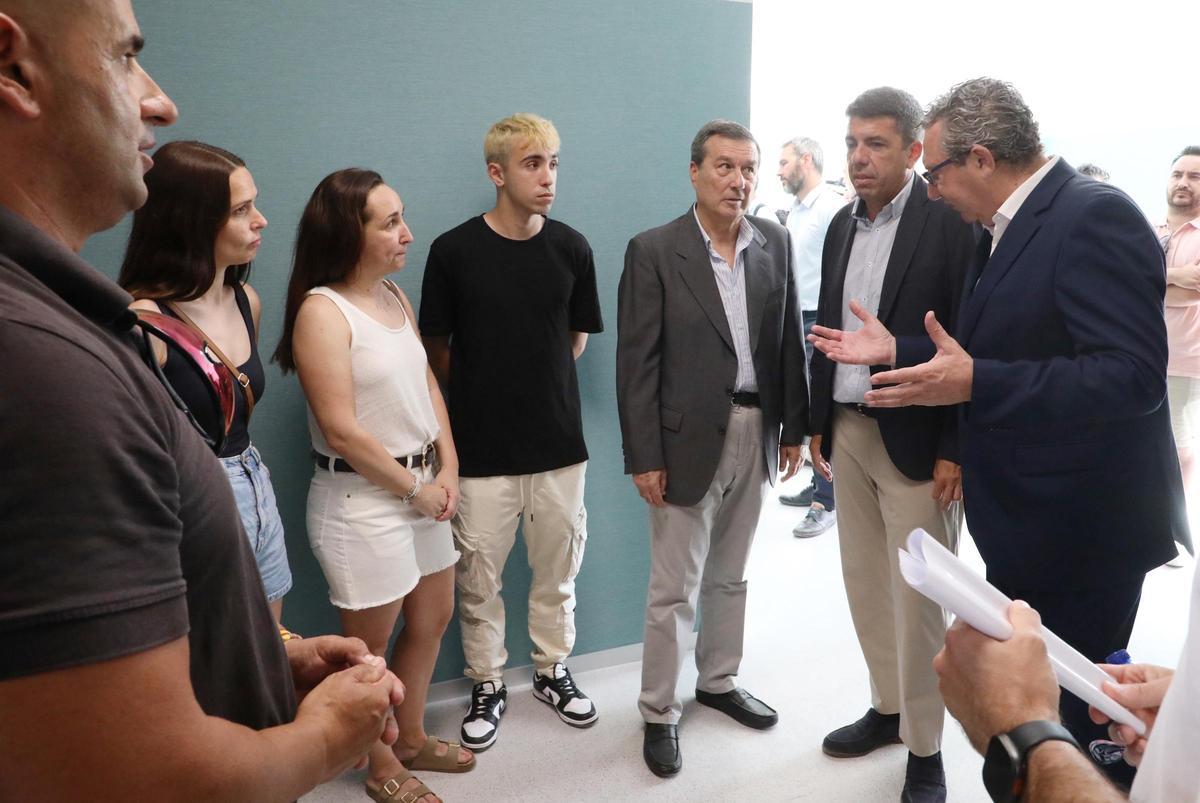 Mazón y Gómez en su visita al centro de salud de Benidorm.
