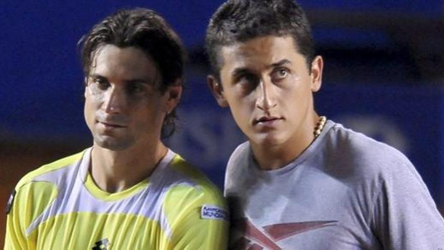 Los tenistas españoles David Ferrer (i), campeón del Abierto Mexicano de Tenis, y su compatriota Nicolás Almagro, subcampeón, tras la final que se jugó en el puerto de Acapulco.