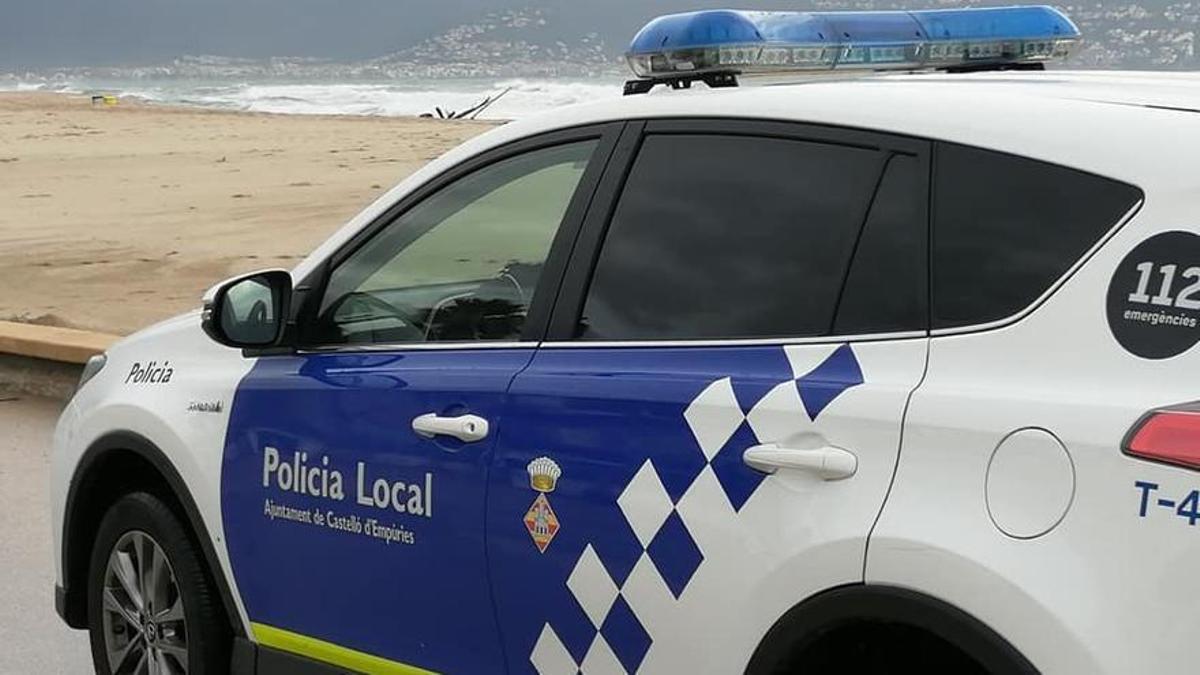 Una dotació de la policia local de Castelló d'Empúries