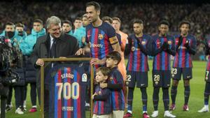 Busquets homenajeado por la institución azulgrana al superar los 700 partidos con la camiseta del Barça.