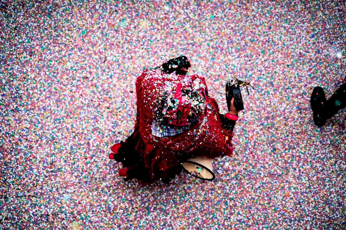 La fotofrafía titulada 'Lluvia de confeti en la Patatera', de Carlos Gil.