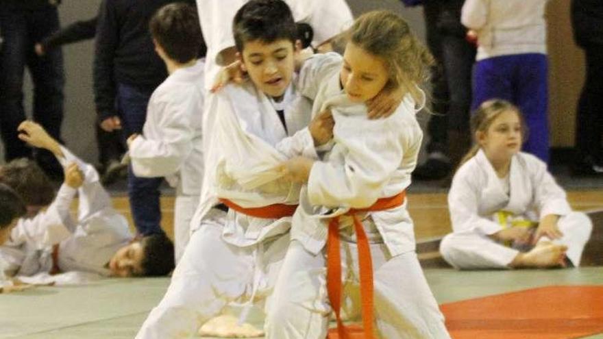 Dos pequeños judokas, en la jornada anterior. // FdV