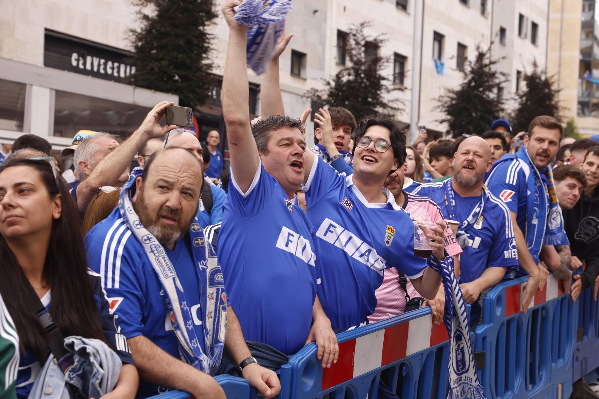 EN IMÁGENES: Espectacular recibimiento de la afición del Oviedo a su equipo antes de la vuelta por el ascenso contra el Almería