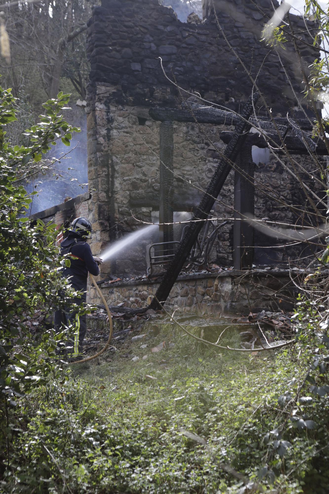 EN IMÁGENES: Las impresionantes fotografías del incendio de la casa de Piloña donde murió una mujer