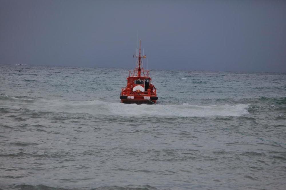 Un velero a la deriva embarranca en Palma