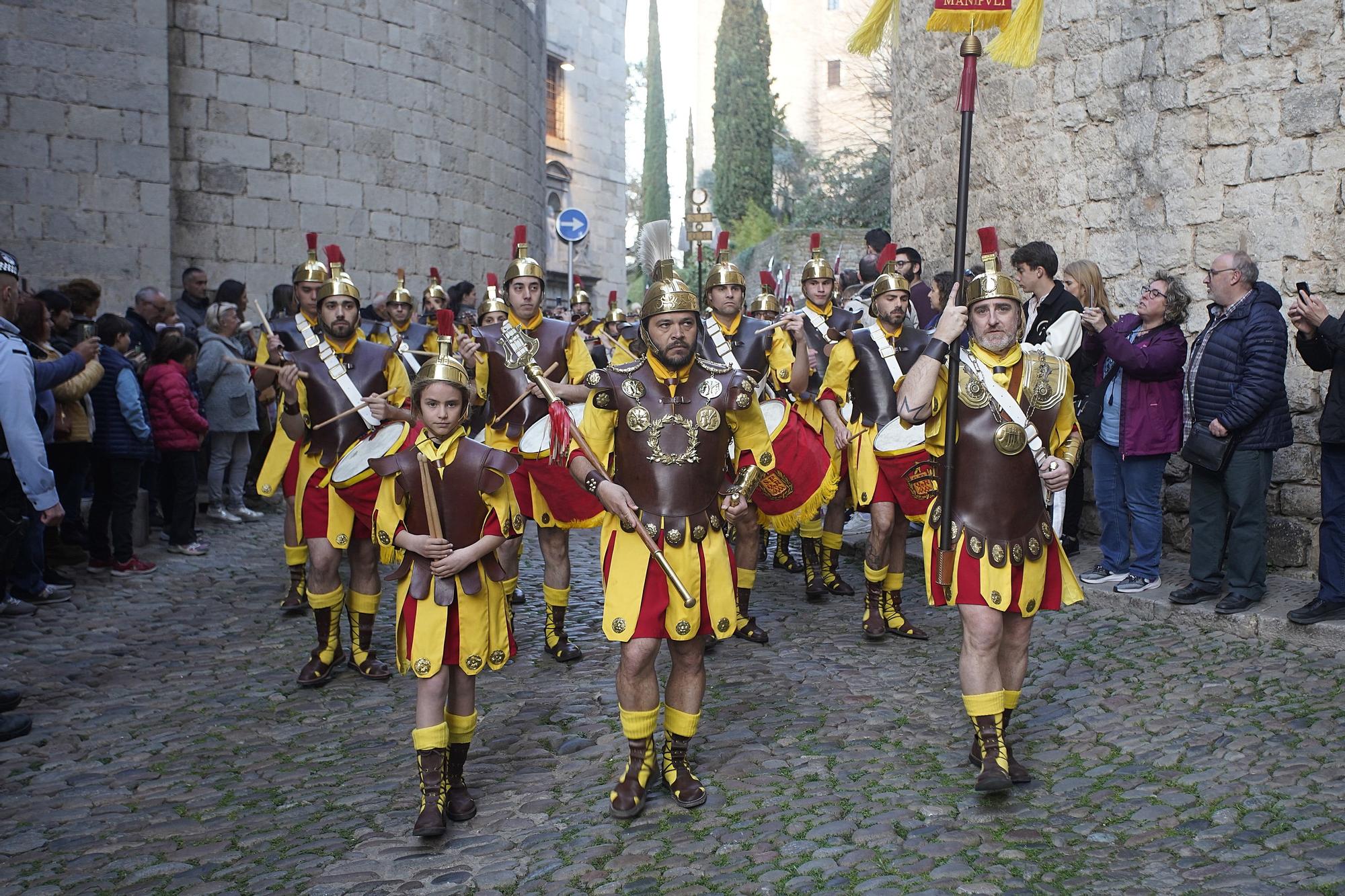 Els Manaies de Girona lliuren el penó a Narcís Reixach enmig de l’emoció de la normalitat