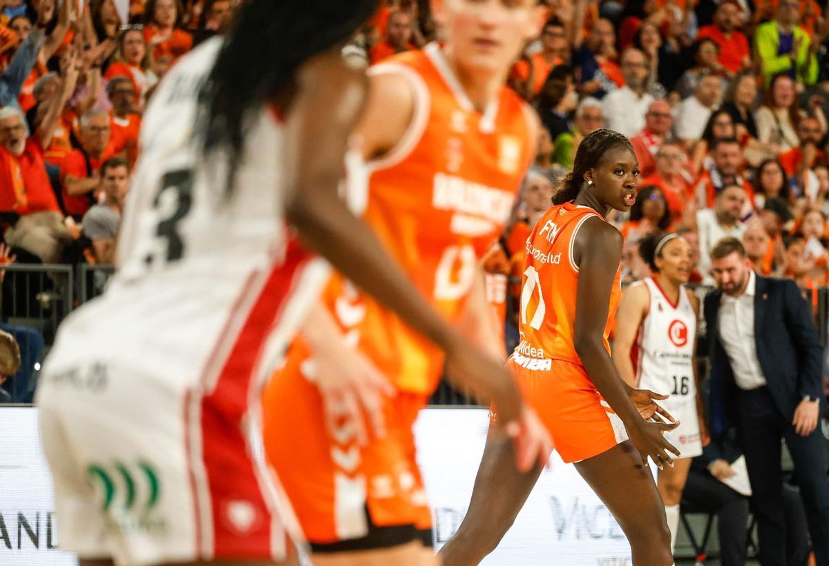 Awa, durante el partido de este domingo en el Roig Arena.