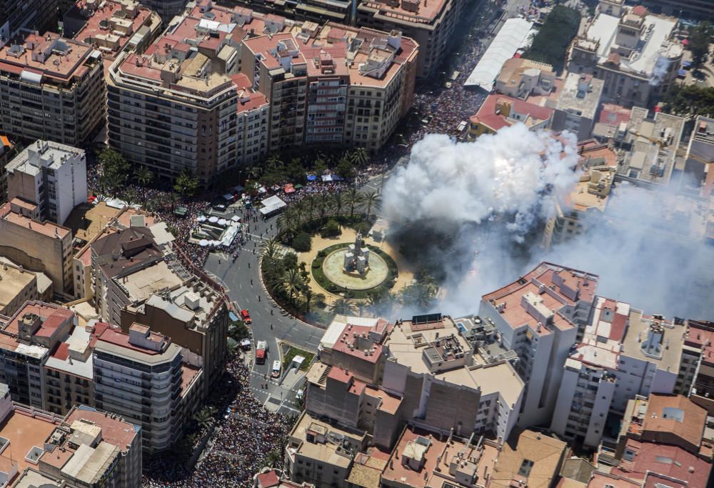 INFORMACIÓN fotografía la mascletà de Fuegos Artificiales del Mediterráneo desde el helicóptero de vigilancia de la Policía Nacional