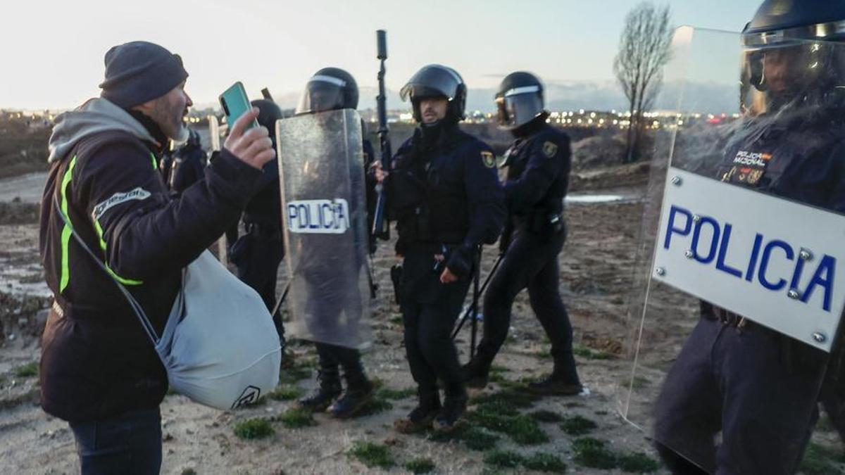 Agentes de la Policía Nacional ante uno de los asistentes a la concentración de transportistas llevada a cabo este sábado en Madrid.