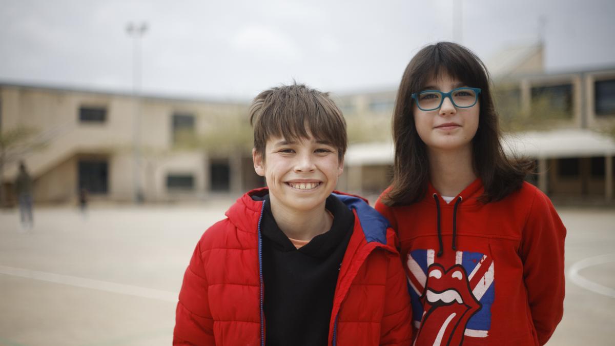 Álvaro, que acude al colegio de Infantil y Primaria Tombatossals de Castelló, junto a su amiga Adhara