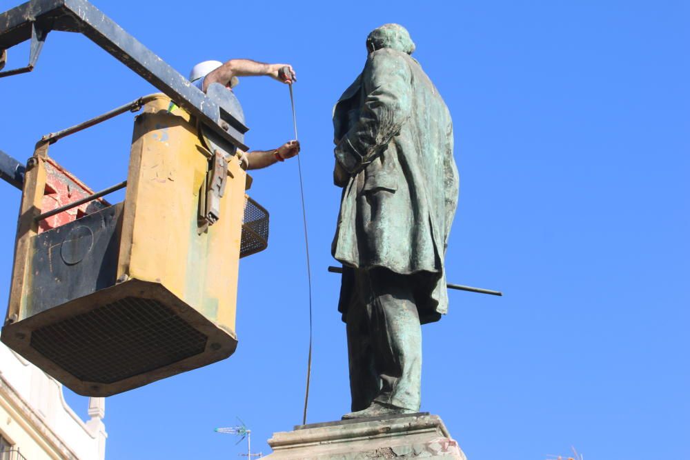 Desmontaje de la escultura 'Alegoría del Trabajo' del monumento de Larios.